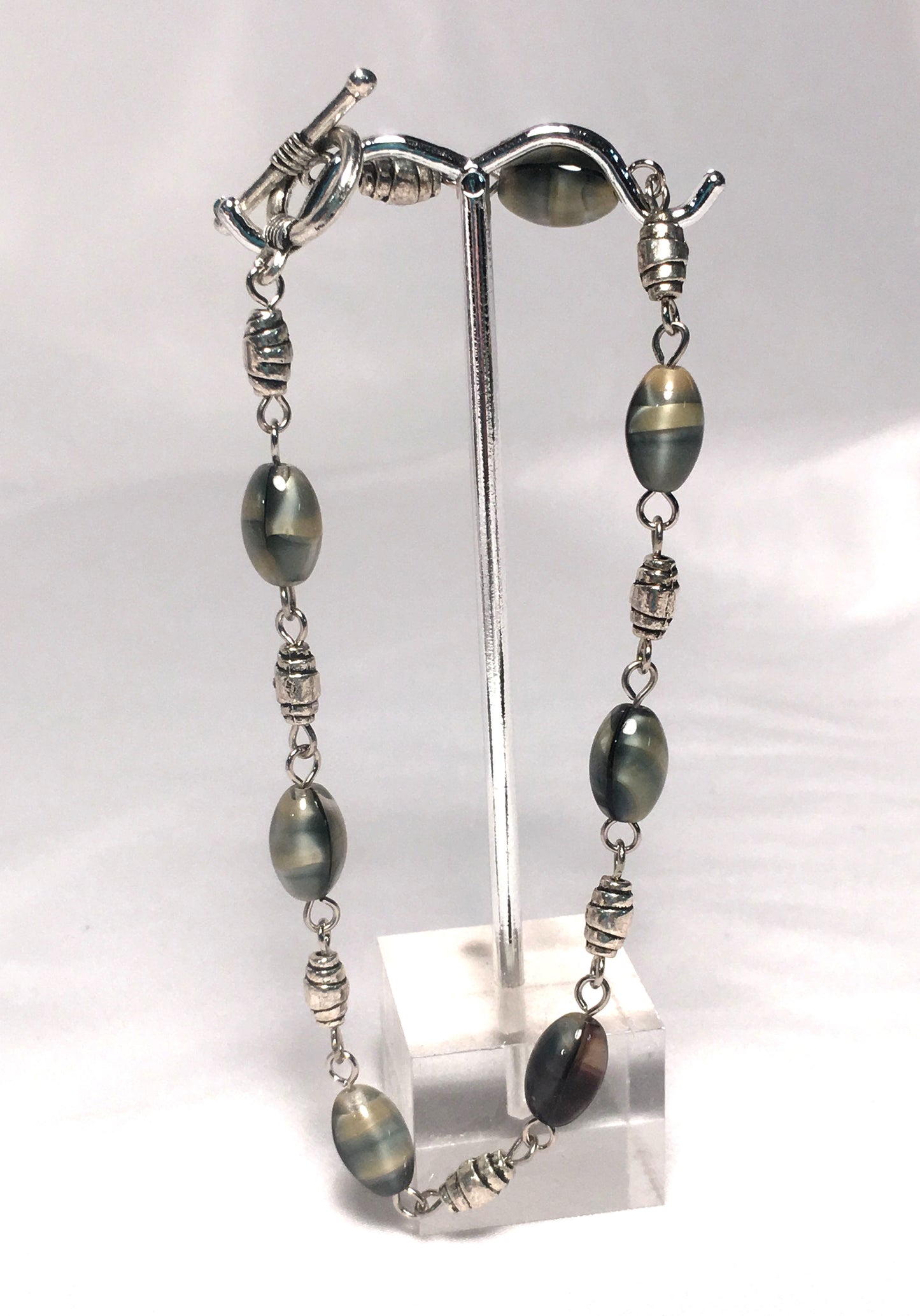 Bracelet en perles de verre et croissant d'argent en fausse nacre