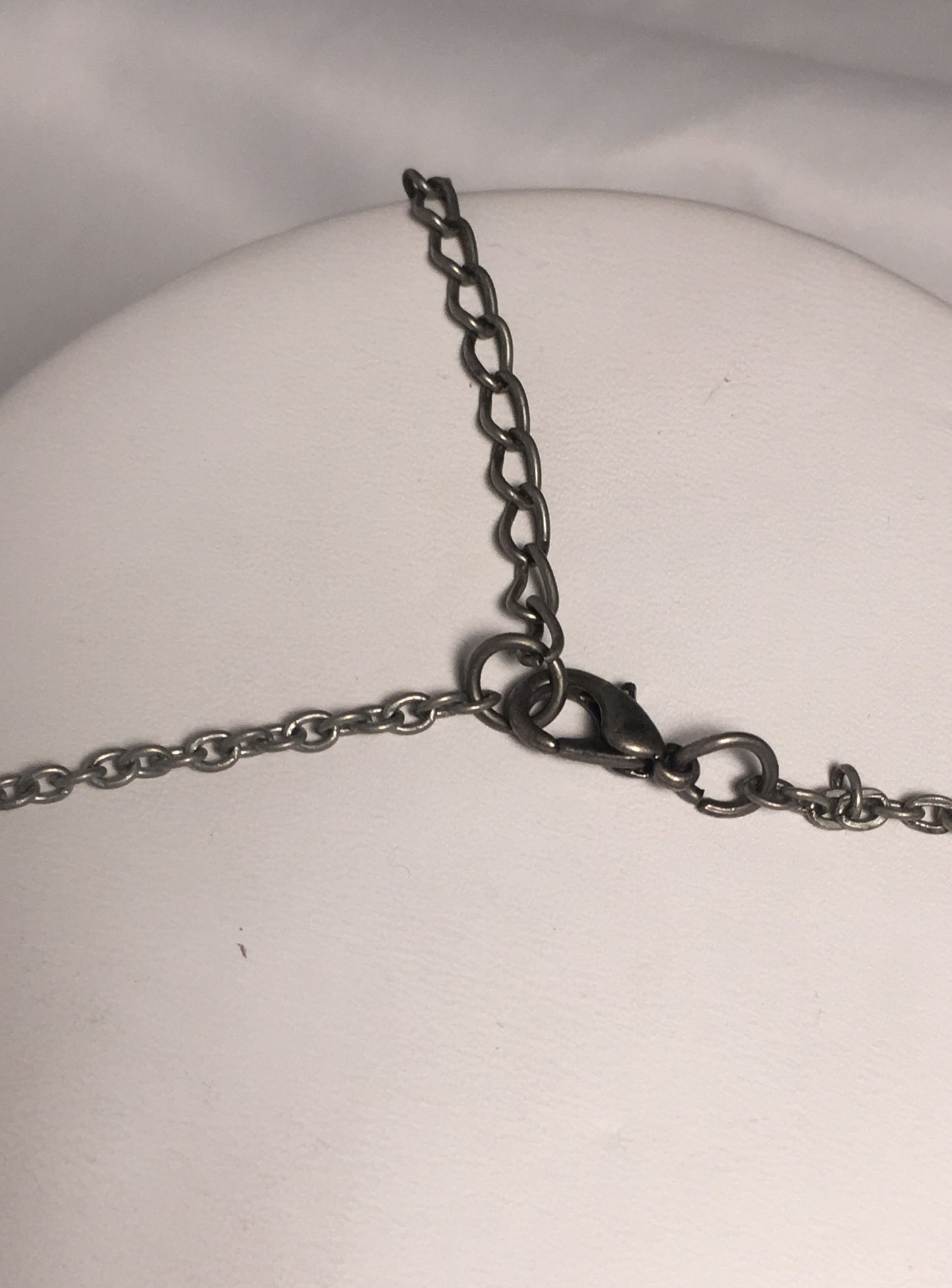 Zatloukaný kovový a dřevěný náhrdelník a visací náušnice