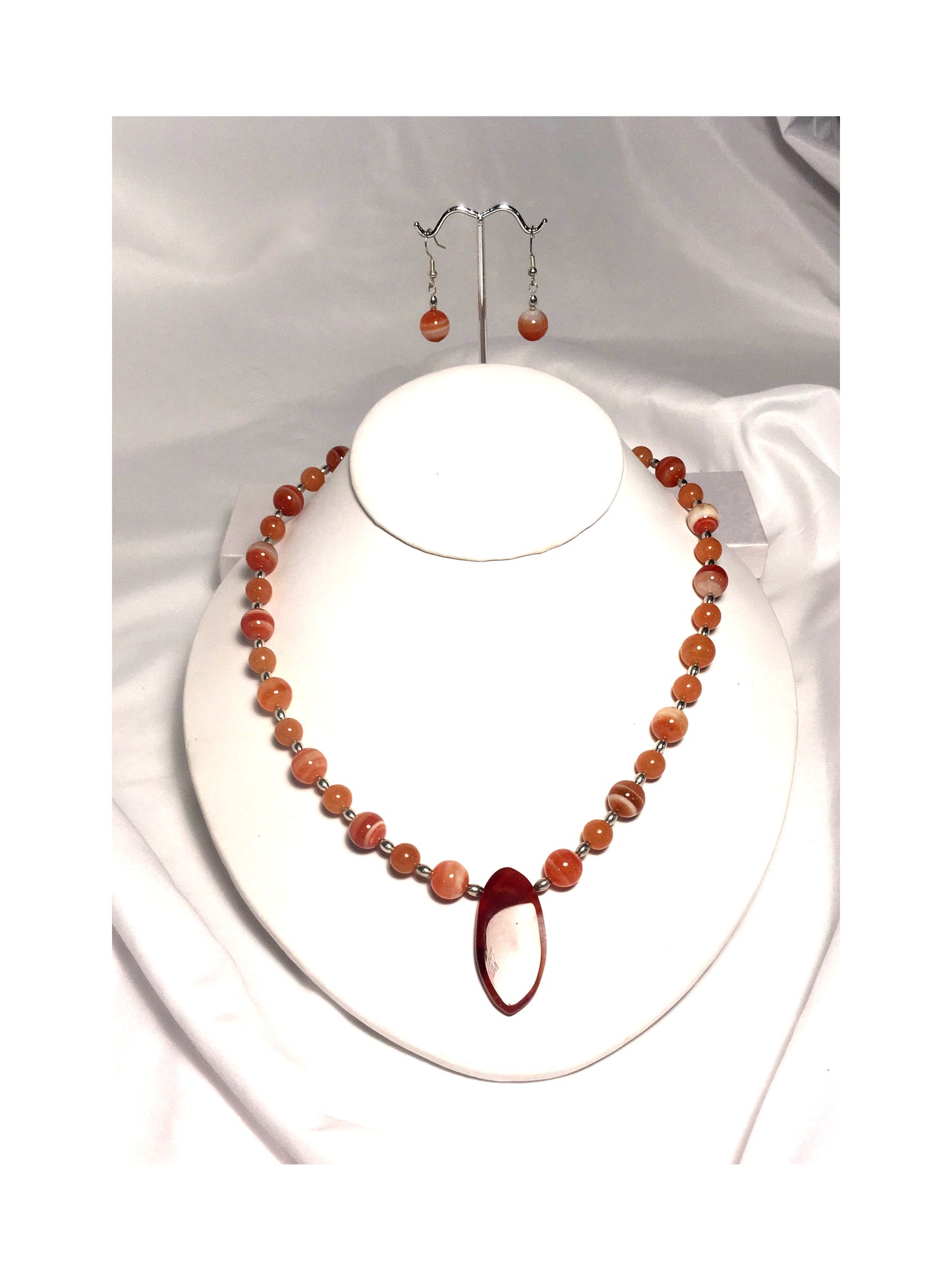 Ensemble collier pendentif et boucles d'oreilles pendantes en agate orange et jade