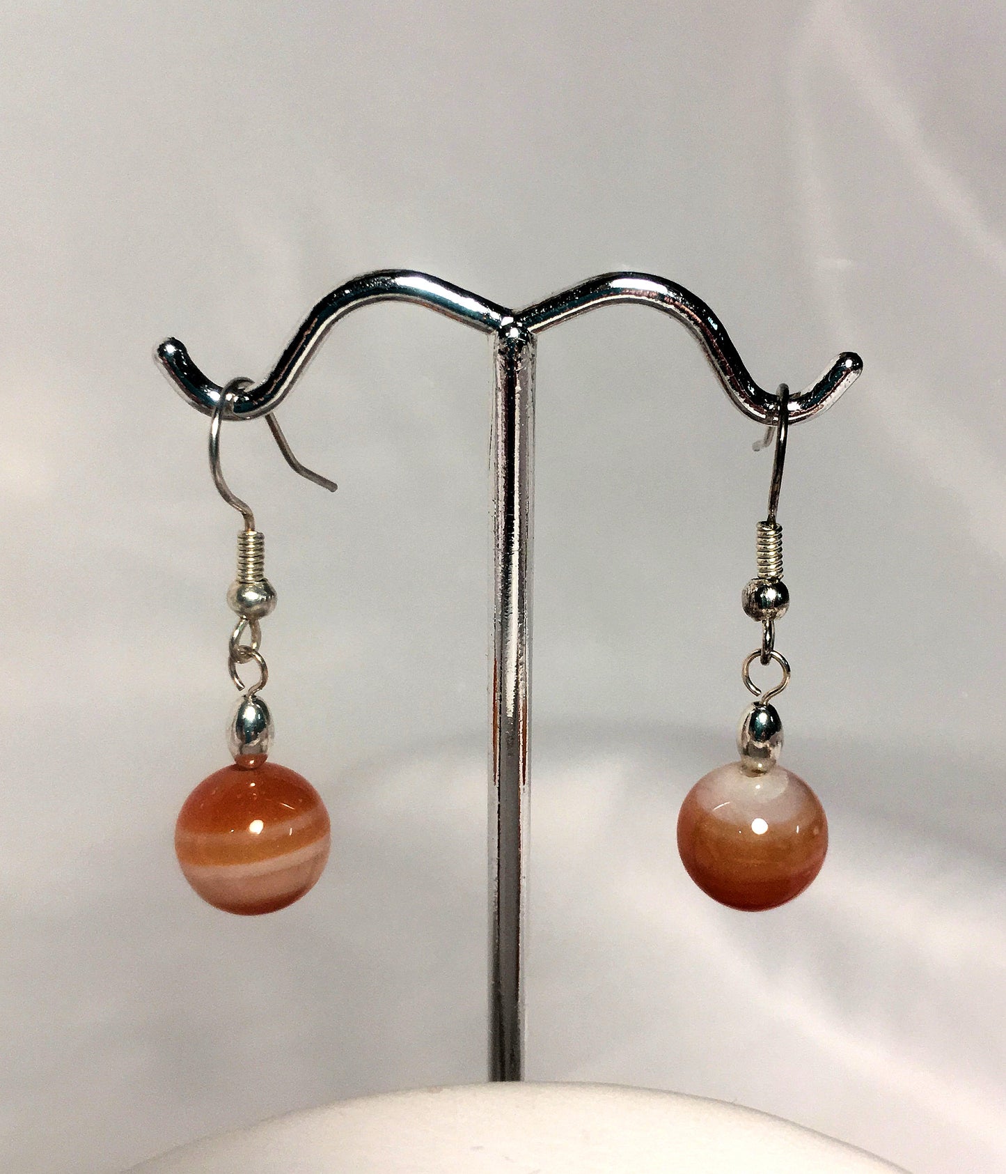 Ensemble collier pendentif et boucles d'oreilles pendantes en agate orange et jade