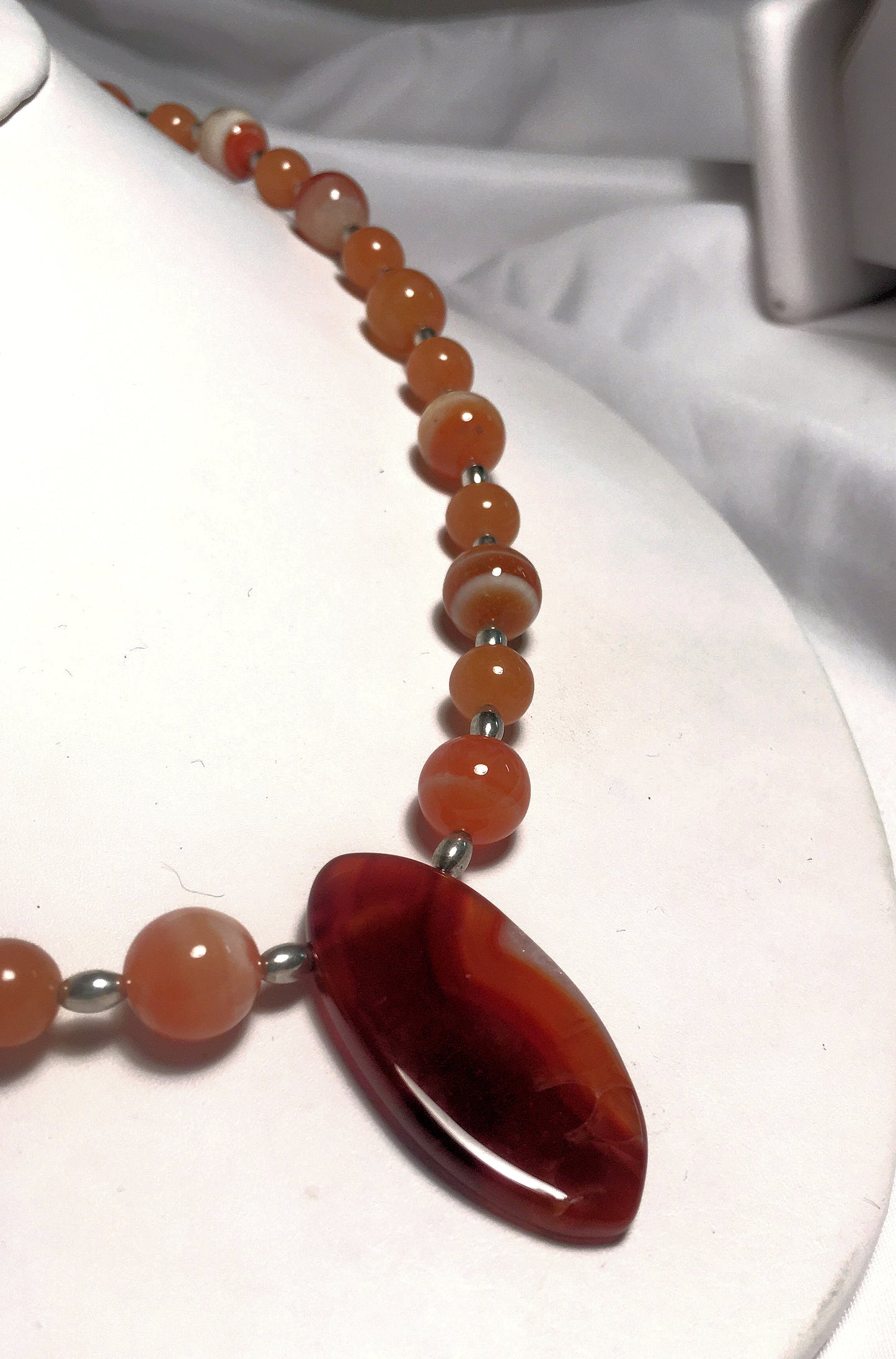 Ensemble collier pendentif et boucles d'oreilles pendantes en agate orange et jade