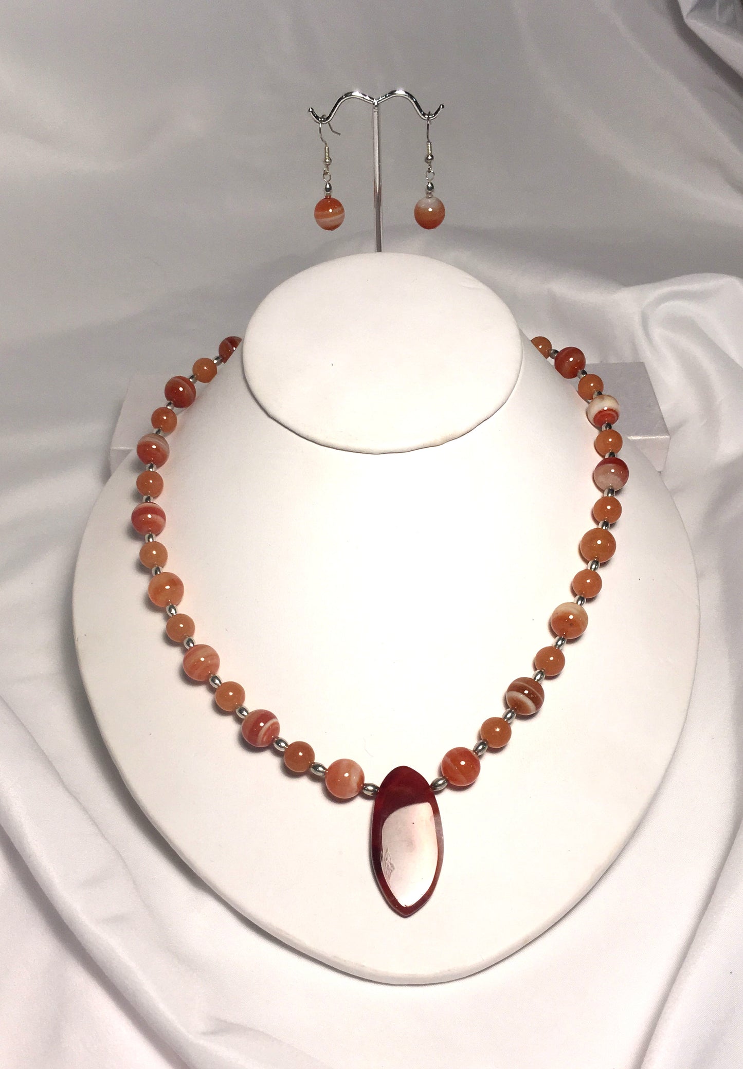 Ensemble collier pendentif et boucles d'oreilles pendantes en agate orange et jade