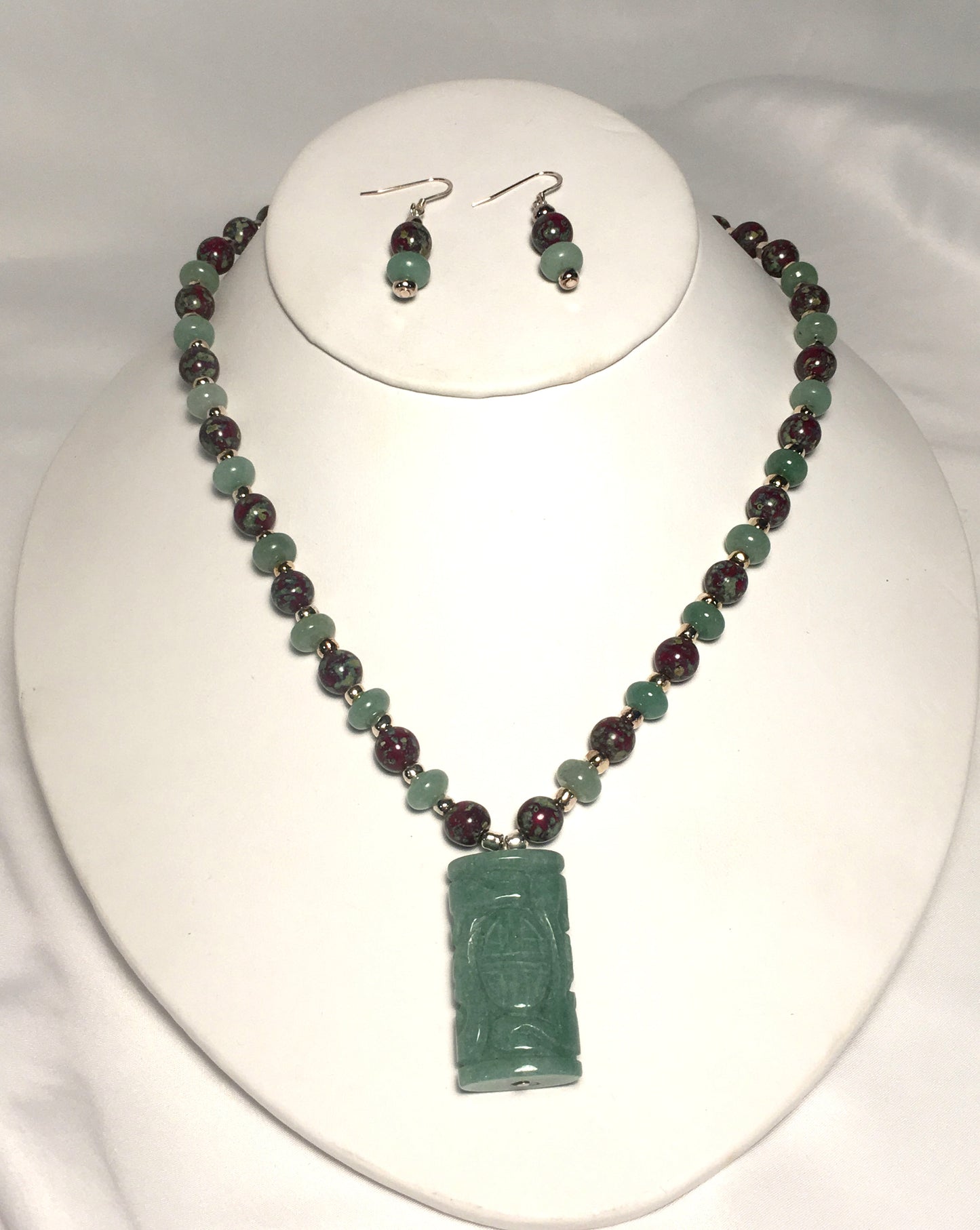 Ensemble pendentif en jade, collier de perles Picasso et boucles d'oreilles pendantes