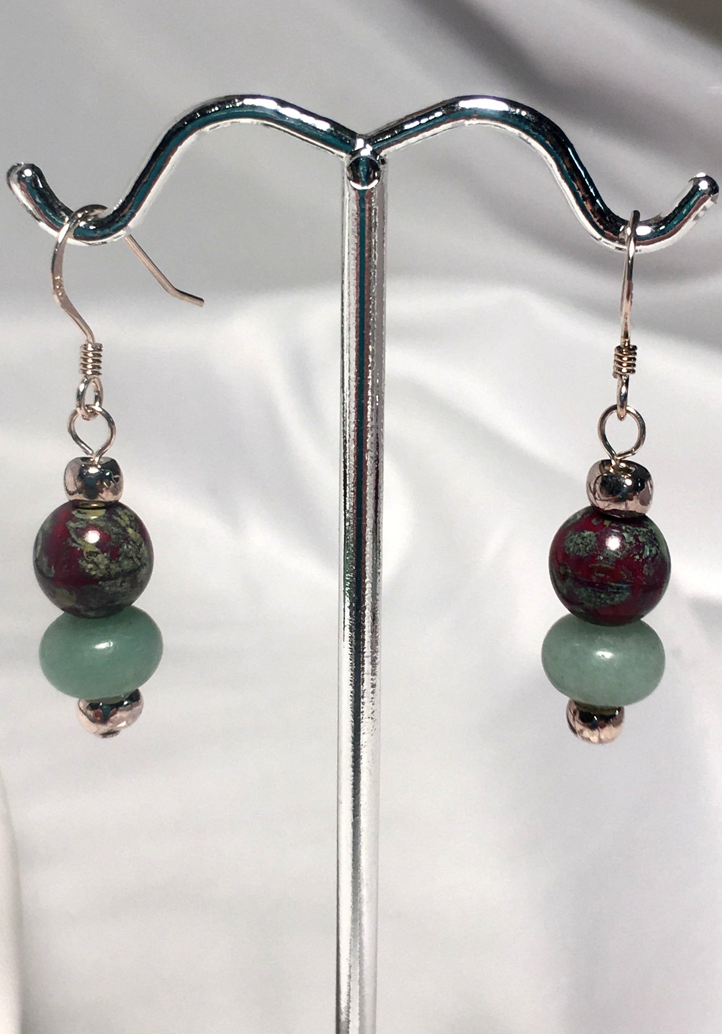 Ensemble pendentif en jade, collier de perles Picasso et boucles d'oreilles pendantes