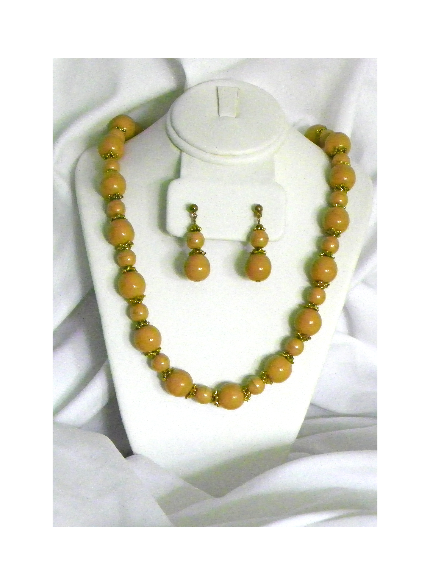 Sada hnědých a zlatých korálků a náušnic