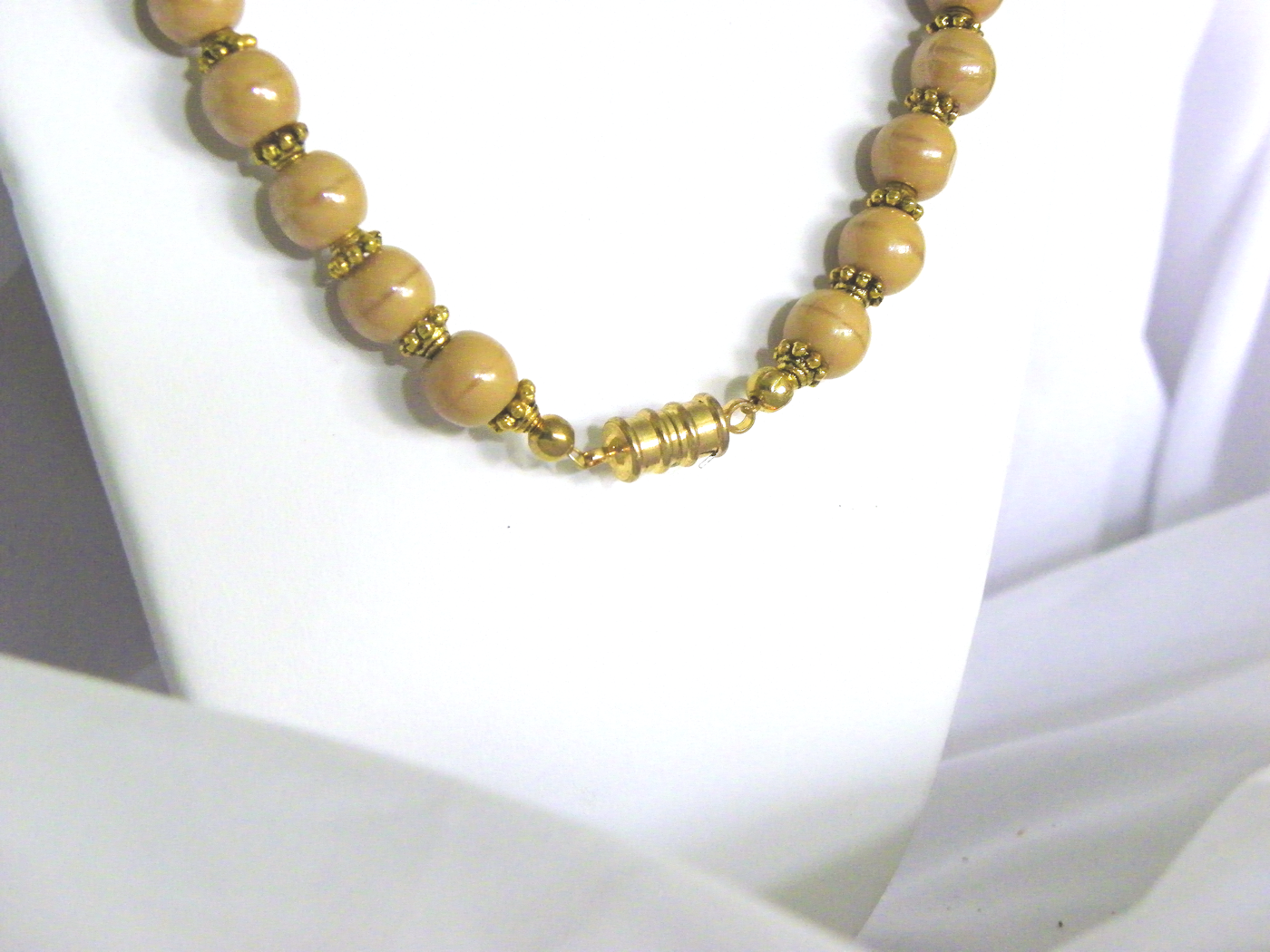 Sada hnědých a zlatých korálků a náušnic