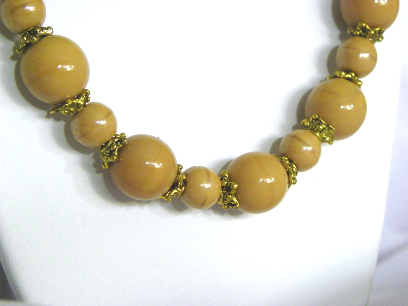 Sada hnědých a zlatých korálků a náušnic