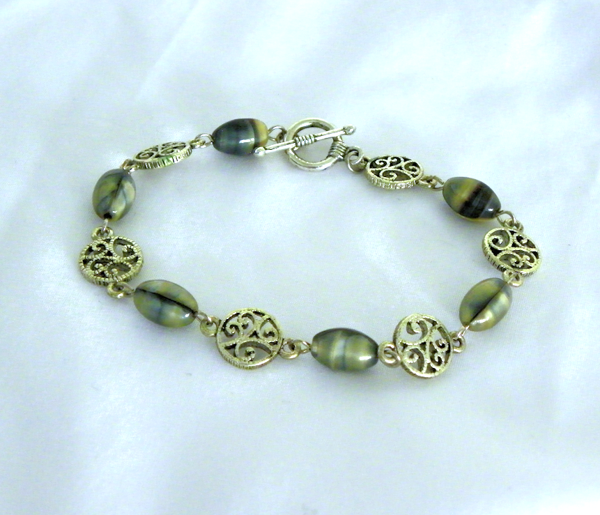 Bracelet de perles de verre en fausse nacre avec entretoises de perles de vigne en métal argenté