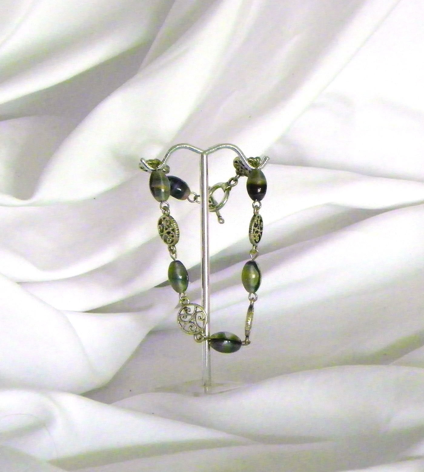 Bracelet de perles de verre en fausse nacre avec entretoises de perles de vigne en métal argenté