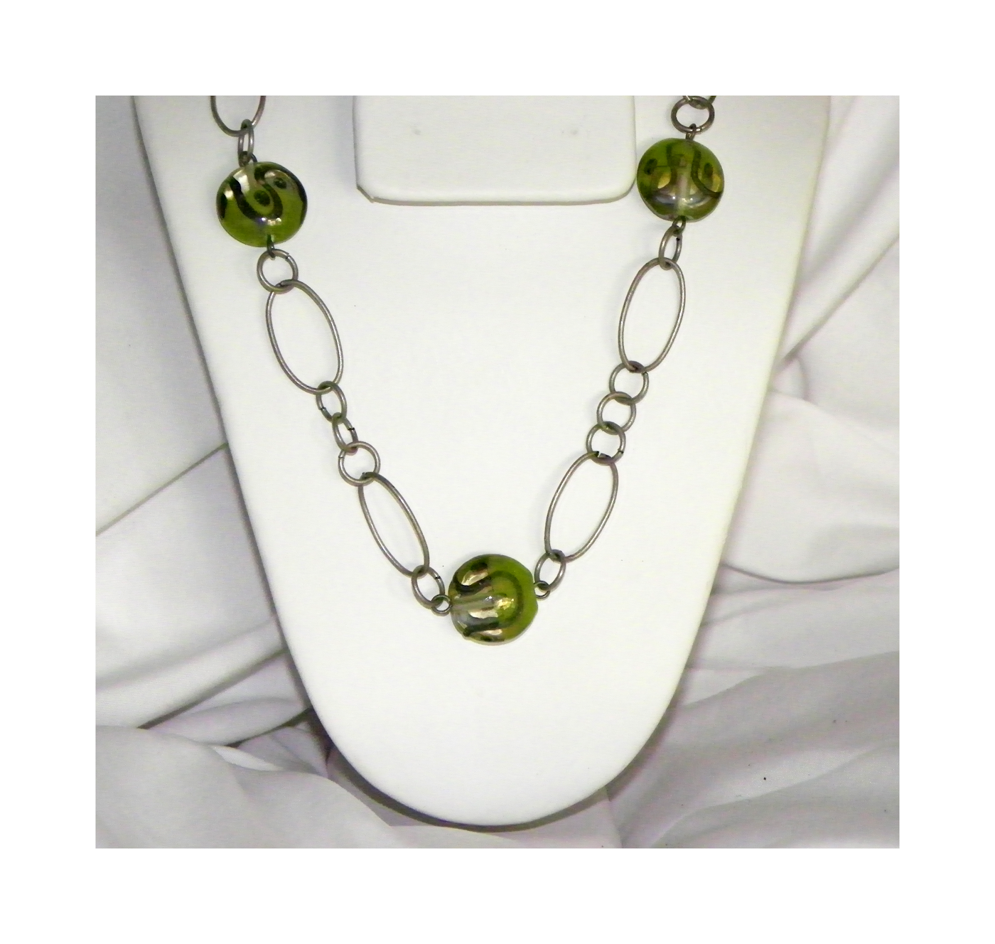 Chaîne de finition en étain et collier de perles de verre au chalumeau vert