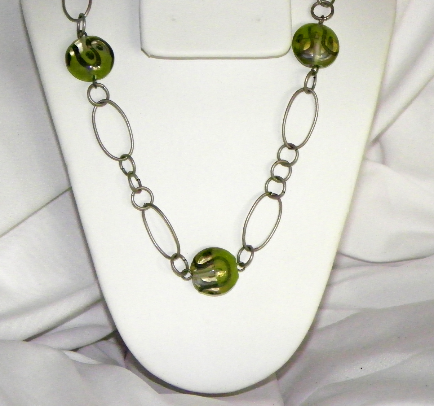 Chaîne de finition en étain et collier de perles de verre au chalumeau vert