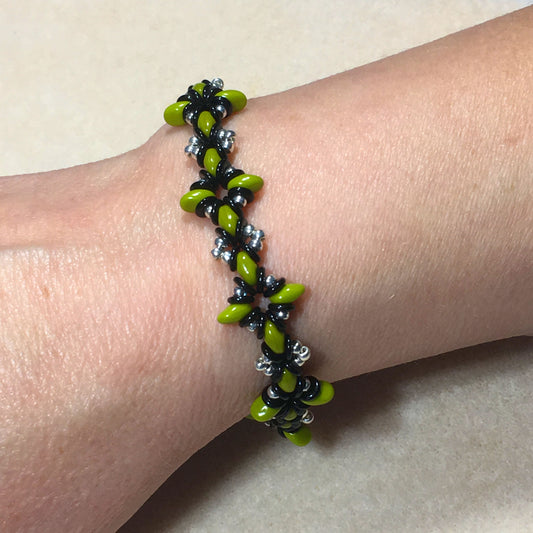 Kit de perles pour réaliser un bracelet « Oh, My Stars ! » Vert / Noir / Argent avec tutoriel gratuit à partir de 9,99 $