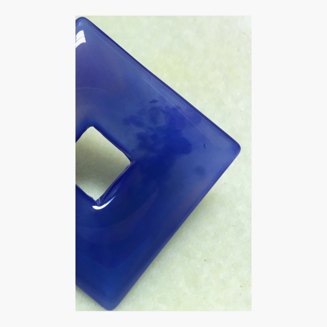 Pierre semi-précieuse agate bleue carrée 40 x 6 mm avec trou carré de 12 mm - 1 pièce