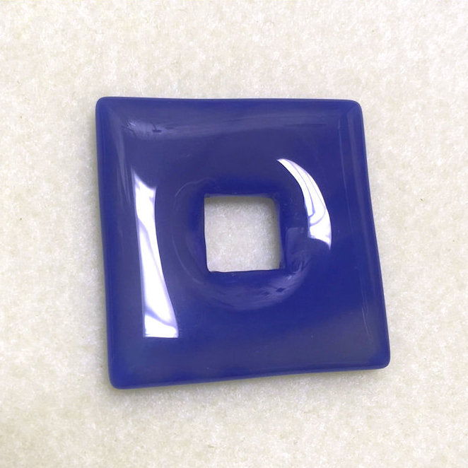 Pierre semi-précieuse agate bleue carrée 40 x 6 mm avec trou carré de 12 mm - 1 pièce