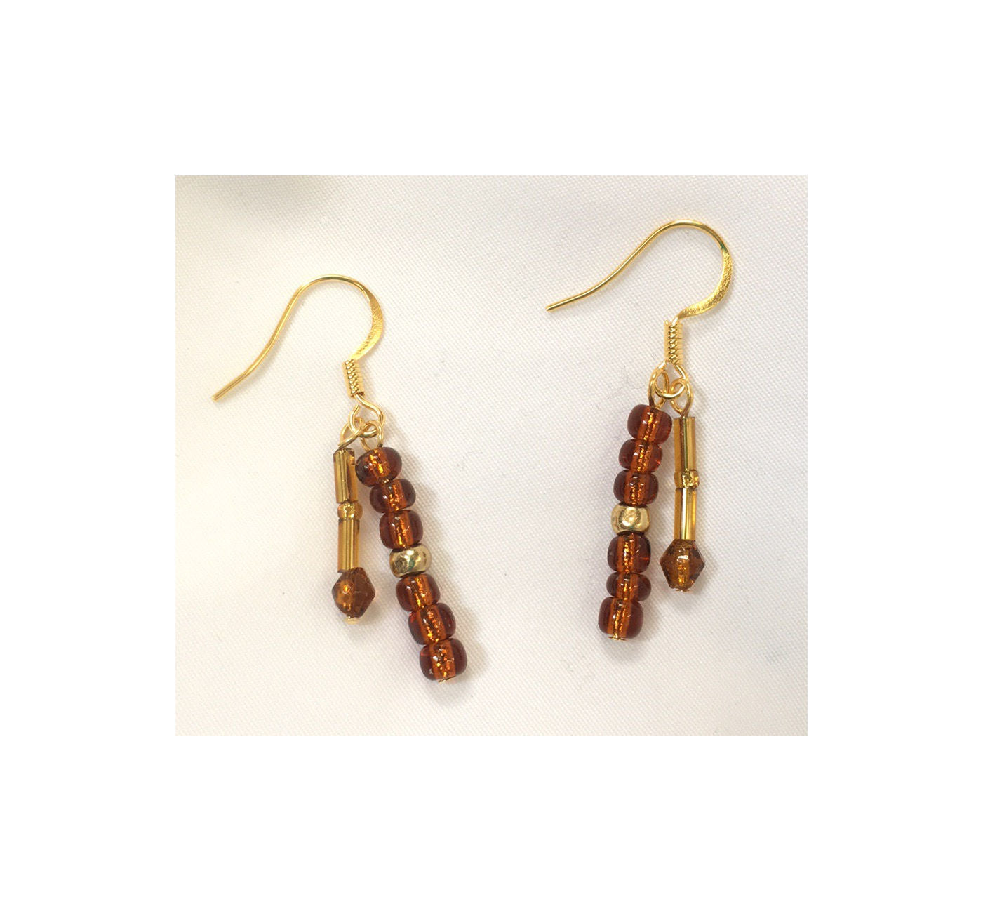 Sada hnědých a zlatých pletených korálků a visacích náušnic