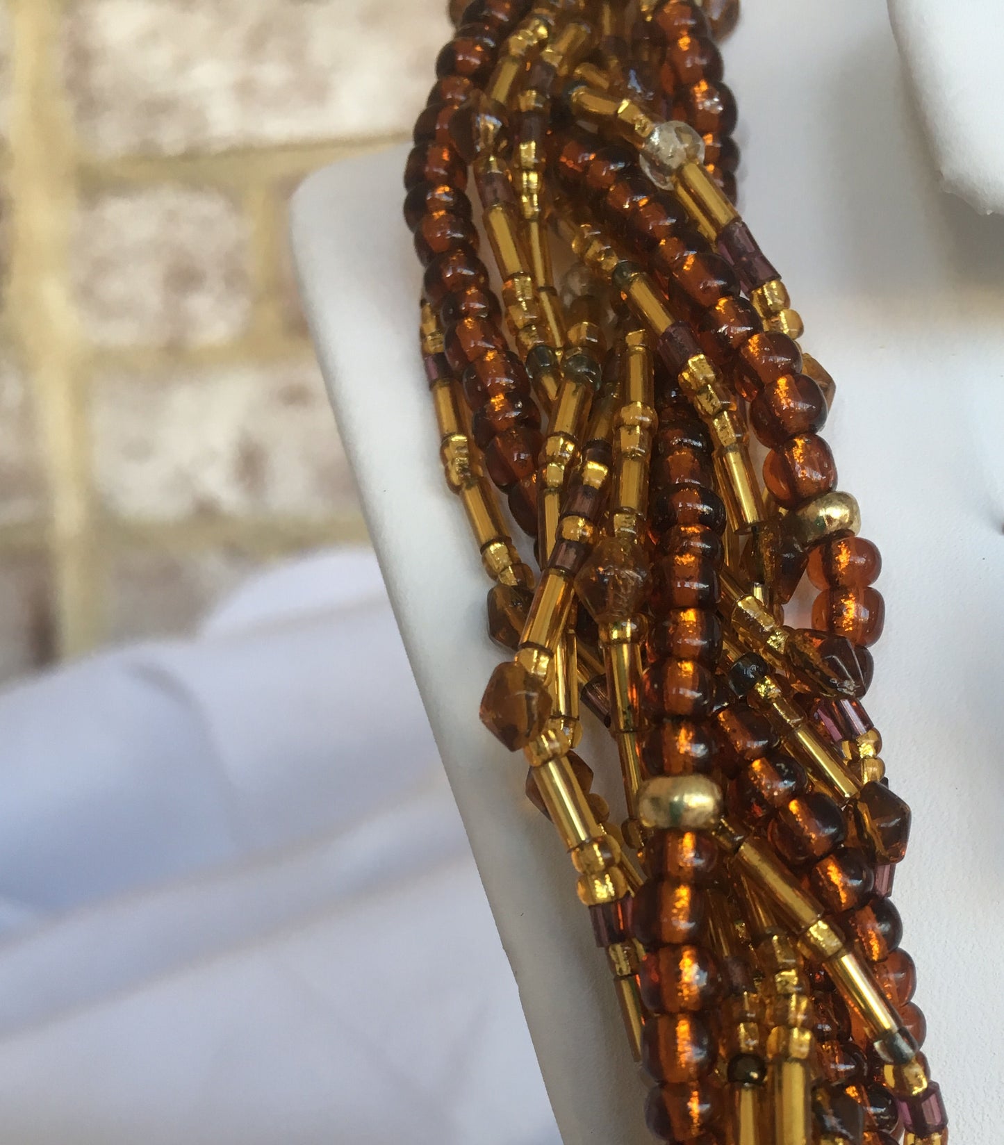 Sada hnědých a zlatých pletených korálků a visacích náušnic