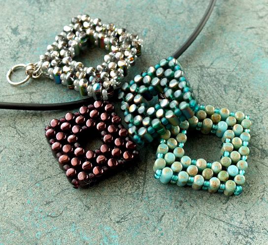 Čtvercový přívěsek Rulla Zdarma ke stažení vzor korálků/návod/návod/jak na to (klikněte na odkaz níže)