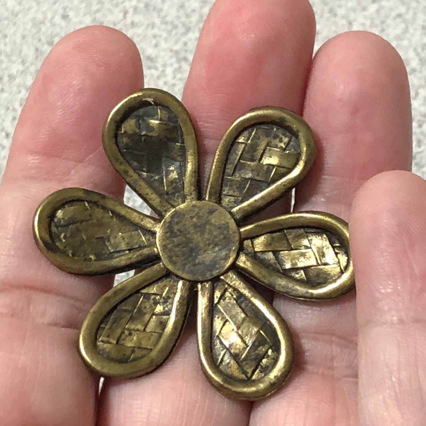 Antique Brass Metal Flower w/ Weave on Petals Pendant with Extension Loop - 43 x 2.5 mm