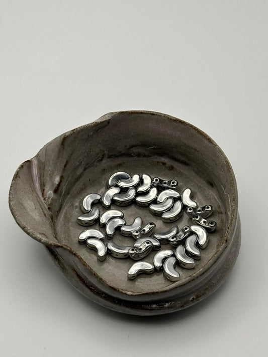 Crystal labrador full arcos beads par puca in a ceramic dish