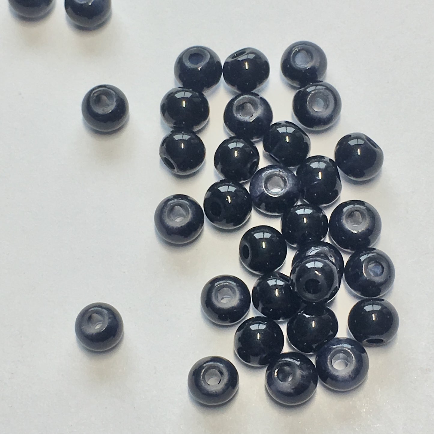 Perles de verre peintes en noir 3 mm - 37 ou 50 perles