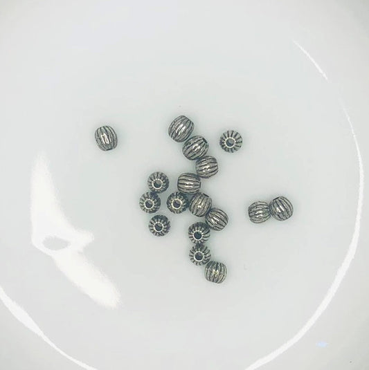 Starožitné stříbrné vlnité kulaté kovové korálky, 4 mm - 17 korálků