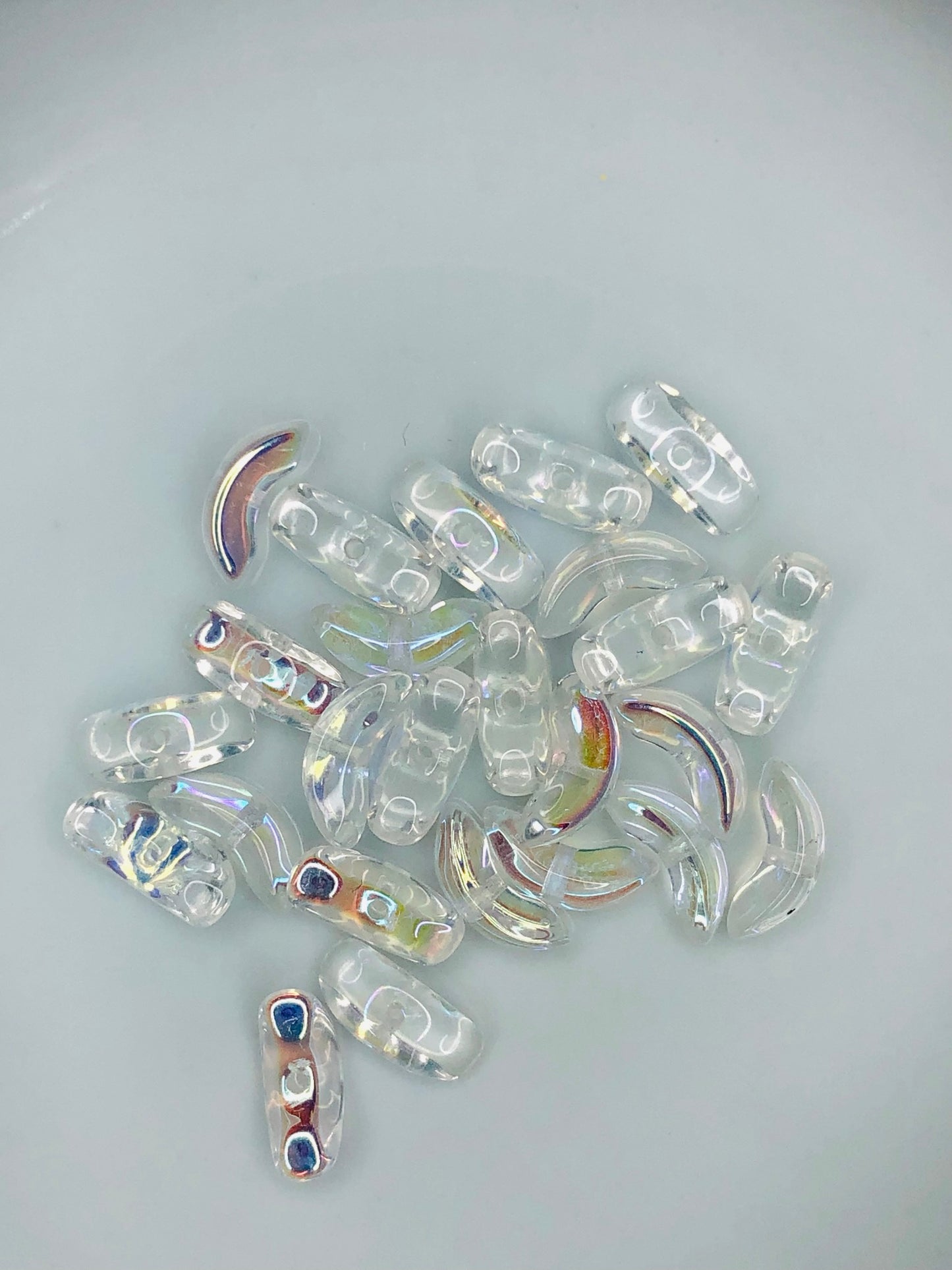 Verre AB transparent 3 x 10 mm Ailes d'ange / Perles en forme de lune / croissant avec UN trou - 25 perles