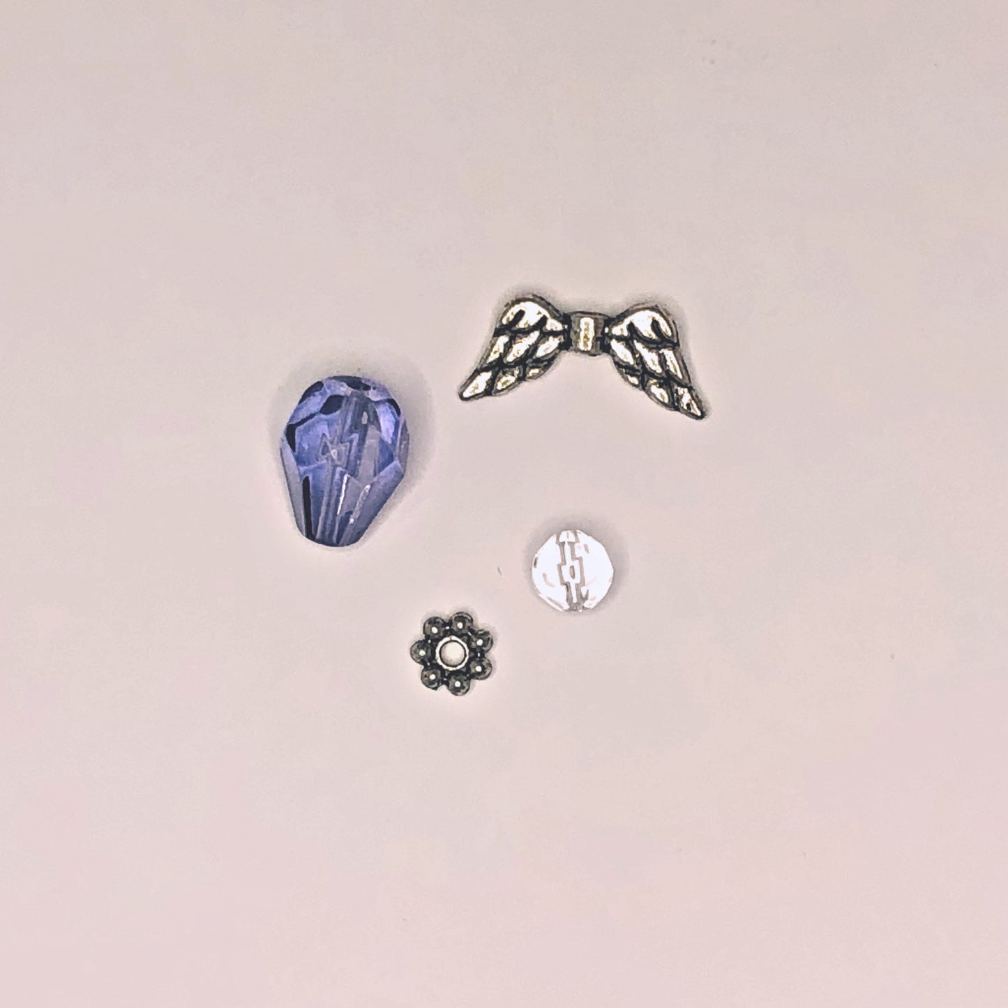 Ailes d'ange en argent et perles de verre tanzanite/saphir/violet (idéales pour porte-clés/marque-page/boucles d'oreilles) – 1 ensemble d'ailes, perles rondes transparentes à facettes, en forme de larme à facettes et espaceur en métal halo.