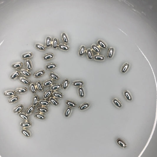 Postříbřené rýžové kovové korálky, 5 x 3 mm - 50 korálků
