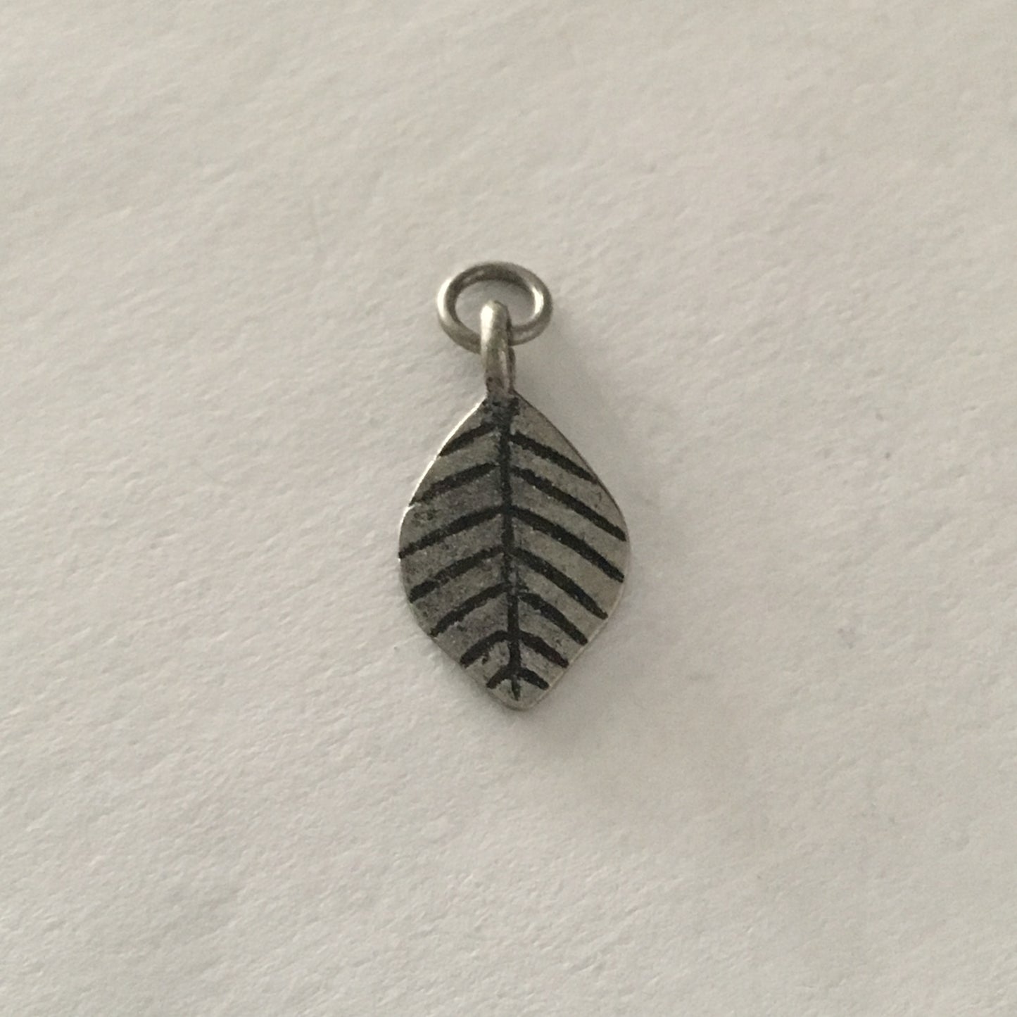 Charm pendentif feuille finition étain, 17,5 x 10 mm