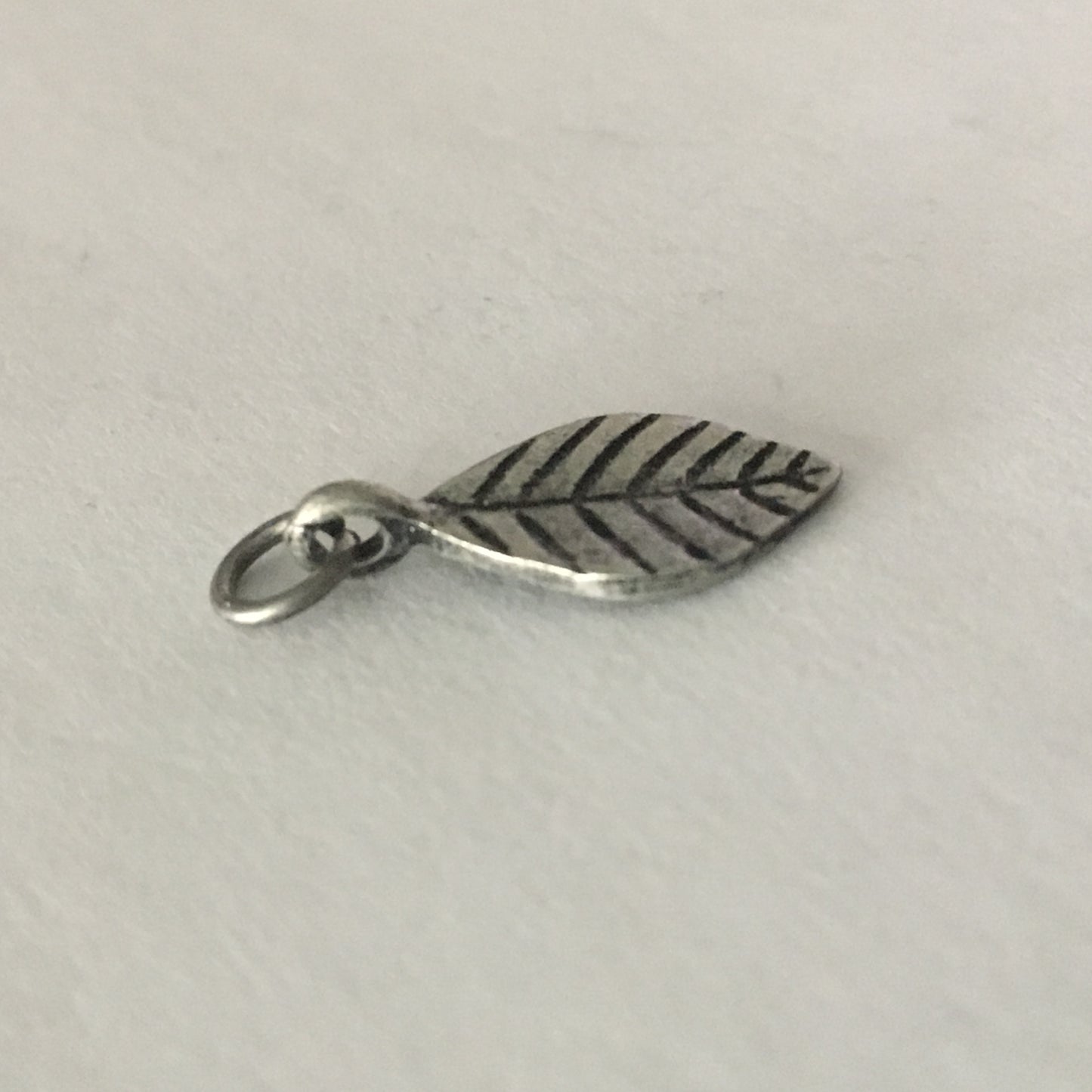 Přívěsek Leaf Dangle Charm s cínovou úpravou, 17,5 x 10 mm