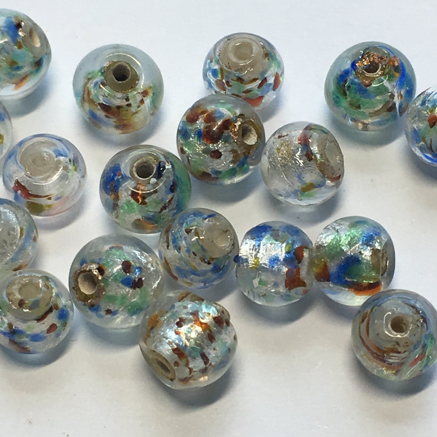 Perles rondes en verre lampwork argent, bleu, vert, rouge, 5,5 - 7 mm - 19 perles