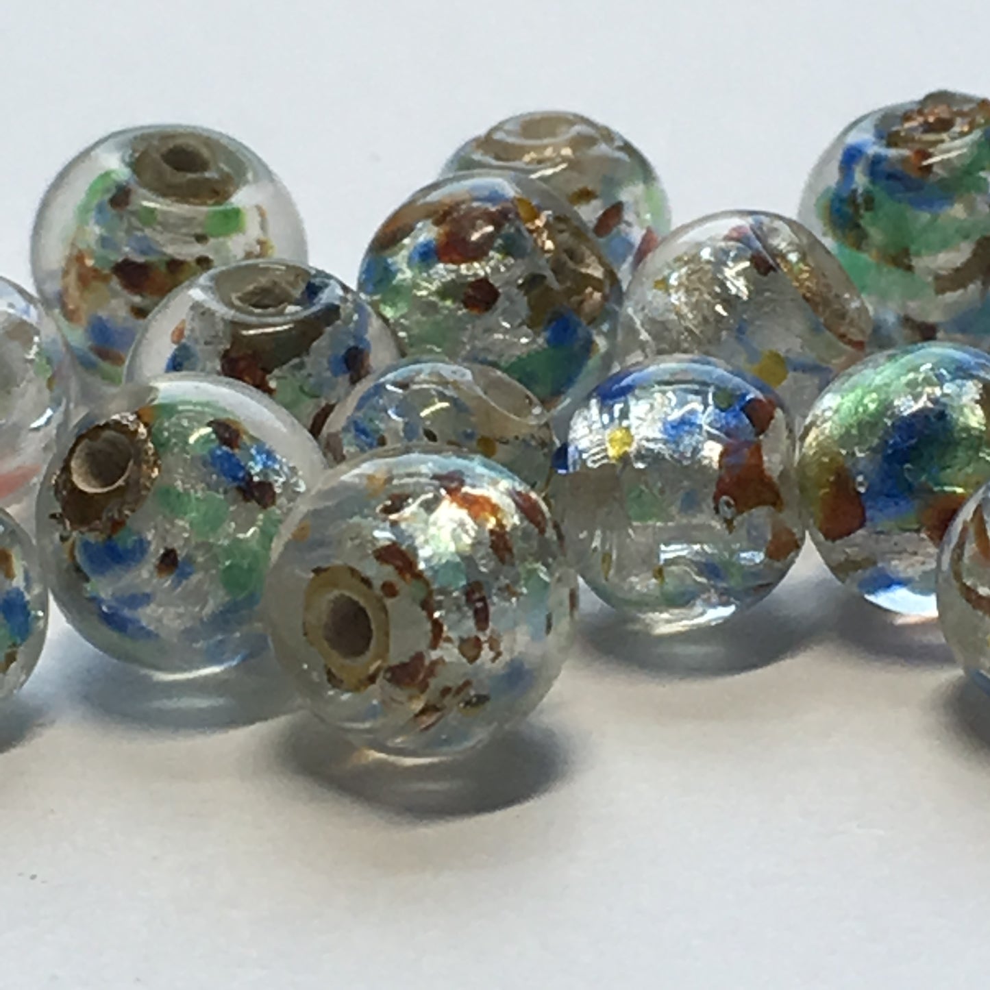 Perles rondes en verre lampwork argent, bleu, vert, rouge, 5,5 - 7 mm - 19 perles