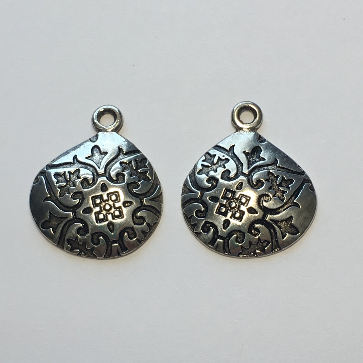 Composant ou pendentifs de boucles d'oreilles en forme de larme offset imprimés en plaqué argent antique, 27 x 22 mm - 2 pièces