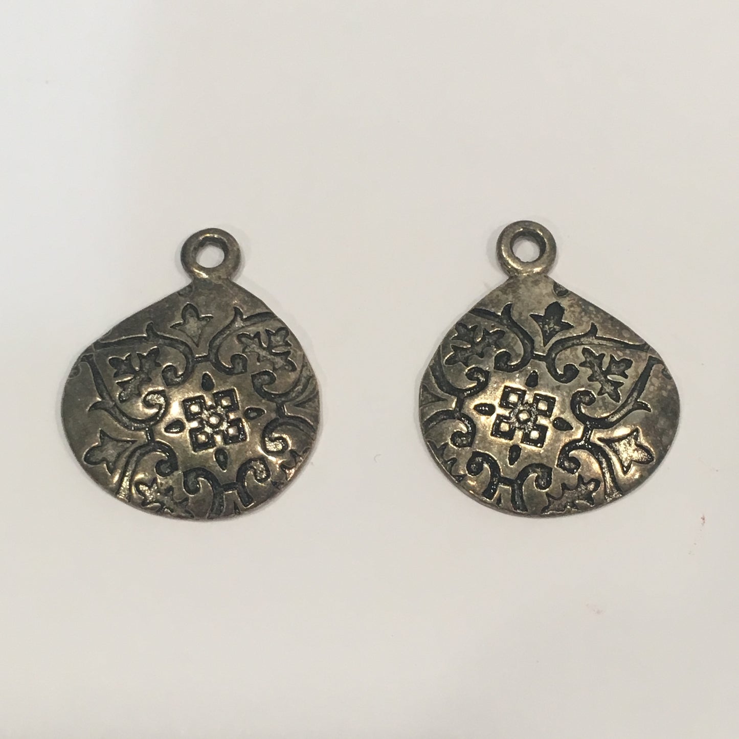 Composant ou pendentifs de boucles d'oreilles en forme de larme offset imprimés en plaqué argent antique, 27 x 22 mm - 2 pièces