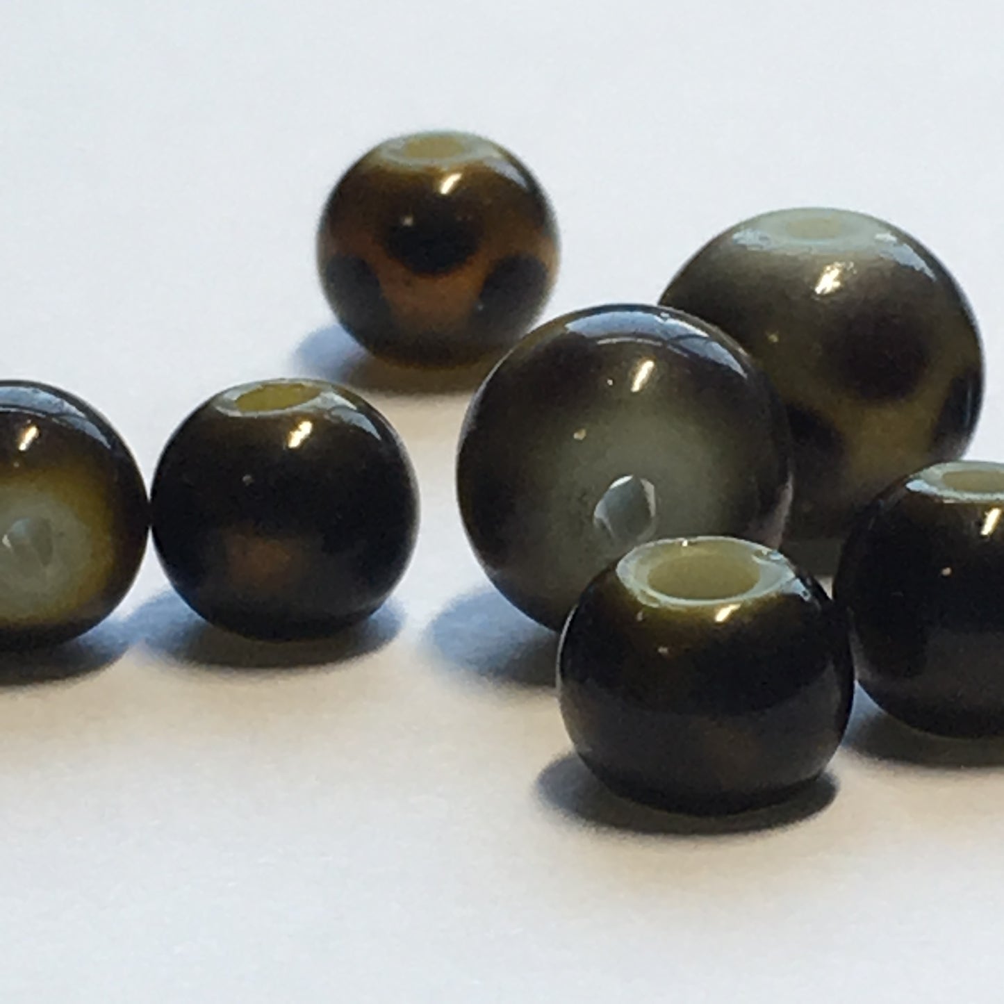 Perles rondes en verre peint doré à pois noirs, 6 et 8 mm, 12 perles