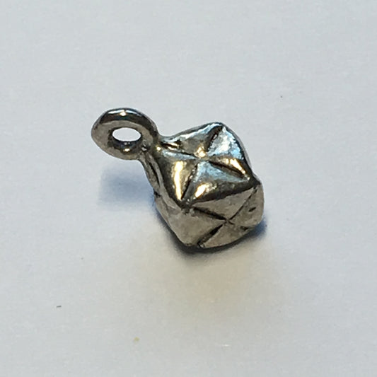 Starožitná stříbrná kostka / čtvercové kouzlo, 11 x 6 mm