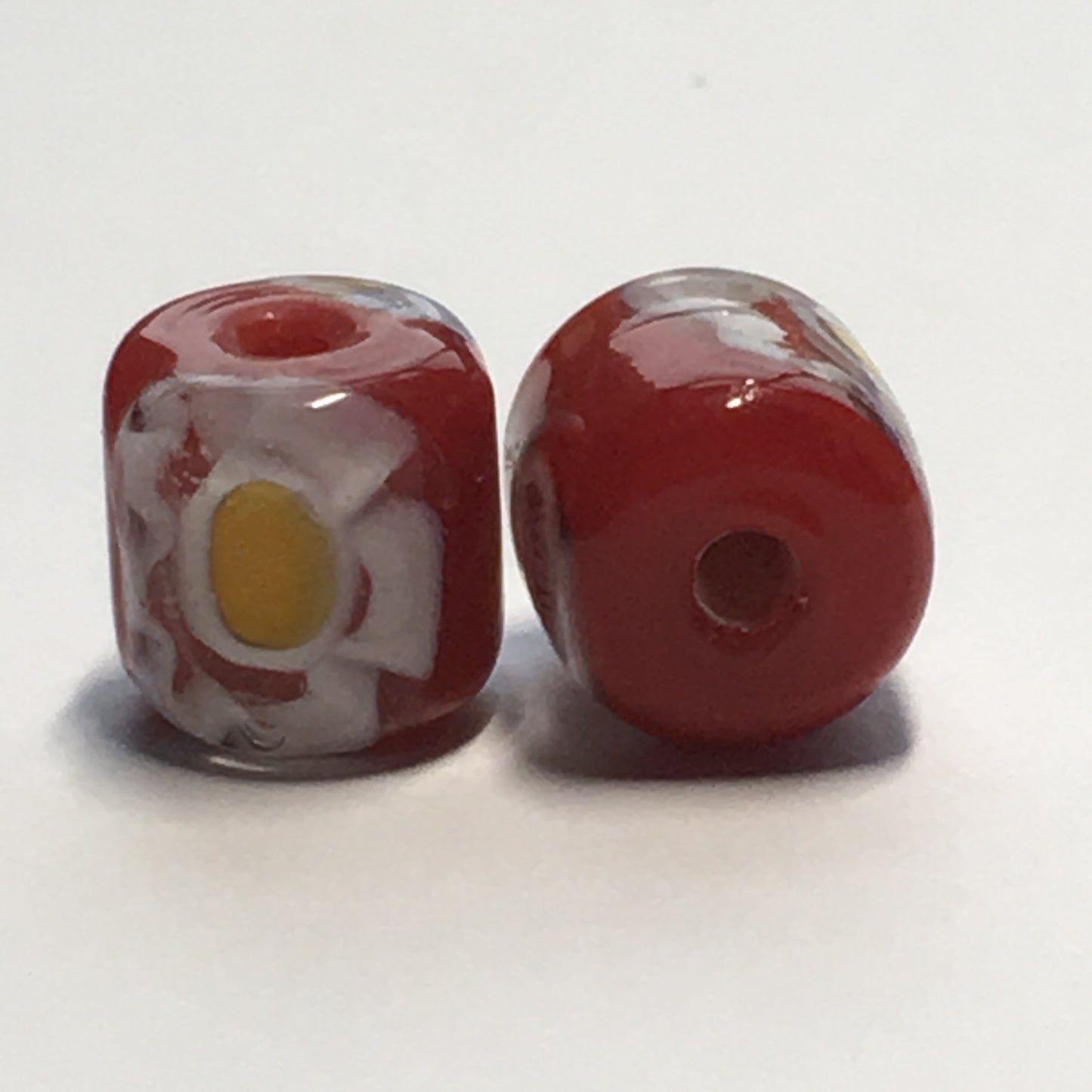 Verre rouge opaque avec perles de baril de verre au chalumeau à fleurs jaunes, 10 mm x 10 mm, 2 perles