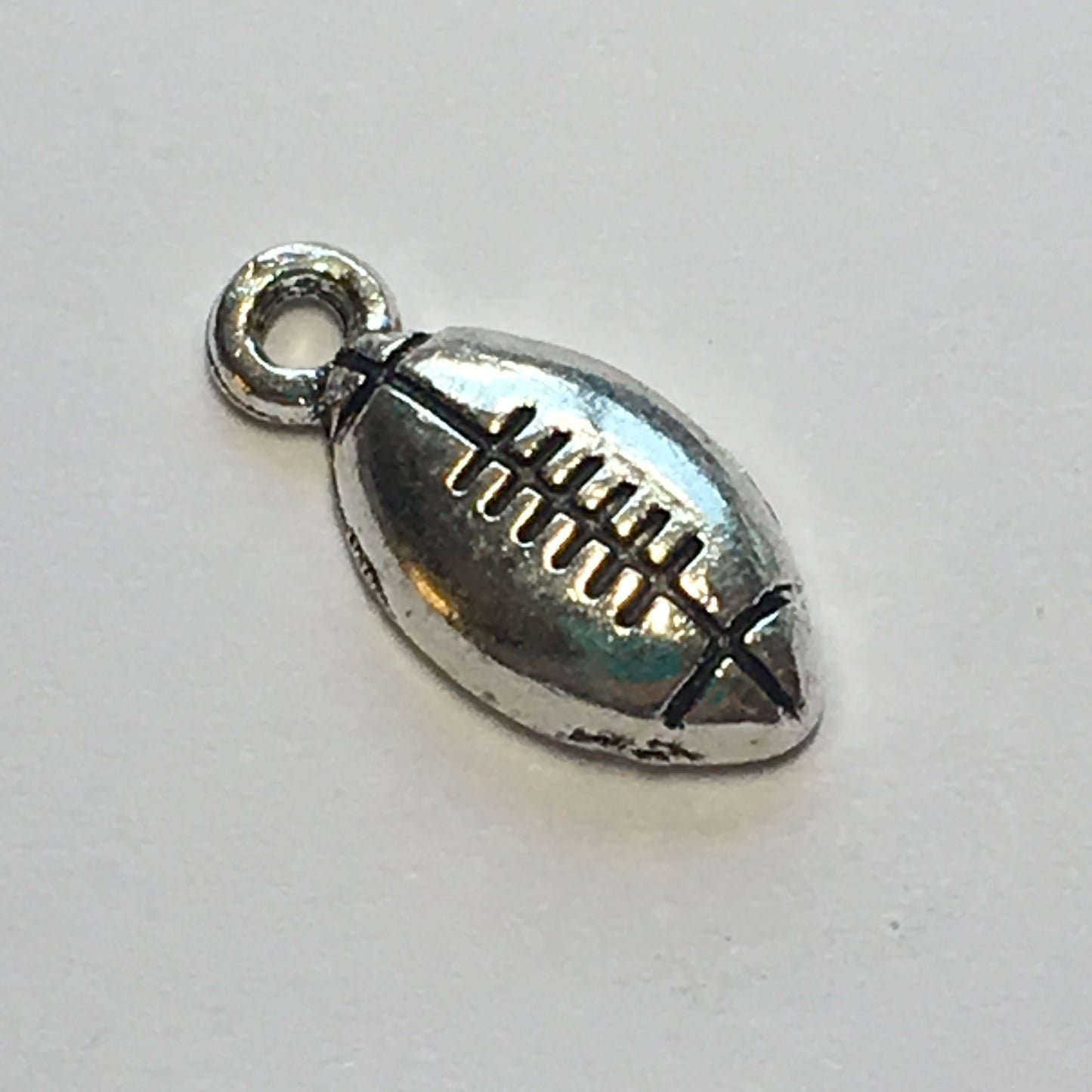 Breloque football en argent antique, 15 x 7 mm