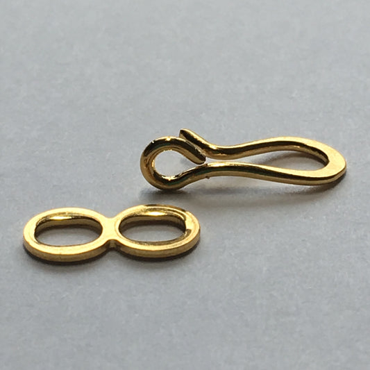 Clasp, hook-and-eye, antique gold-plated brass, 12x7mm twist. Sold per pkg  of 10. - Fire Mountain Gems and Beads