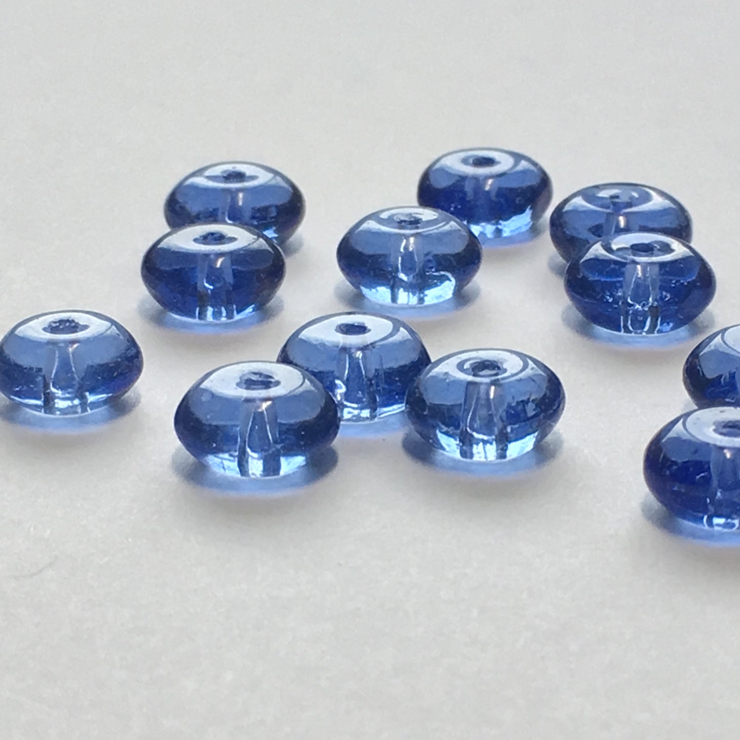 Perles de soucoupe en verre bleu transparent, 2-4 x 7-8 mm, 14 perles