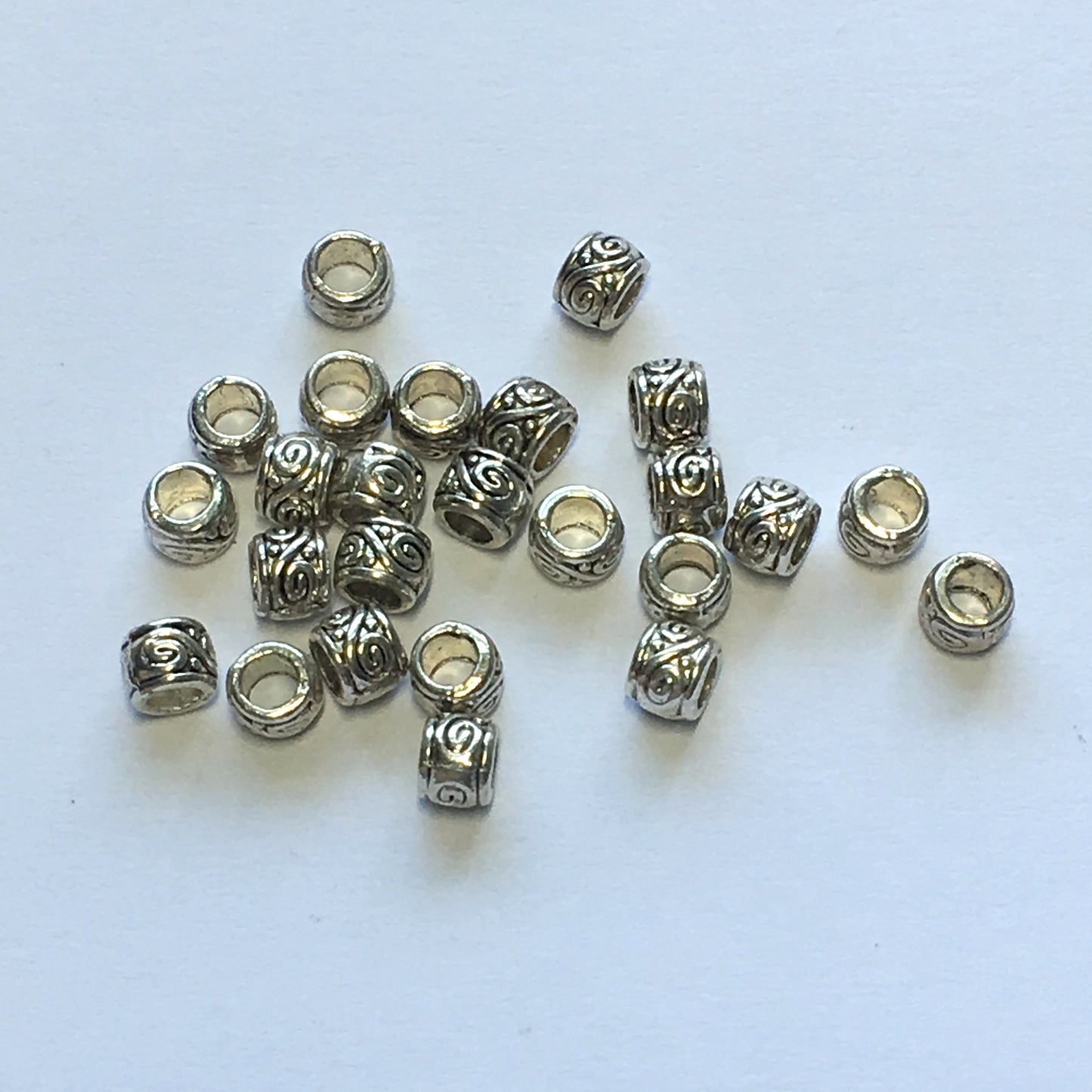 Starožitné stříbrné kovové spirálové korálky, velká dírka, 3 x 4 mm - 20 korálků