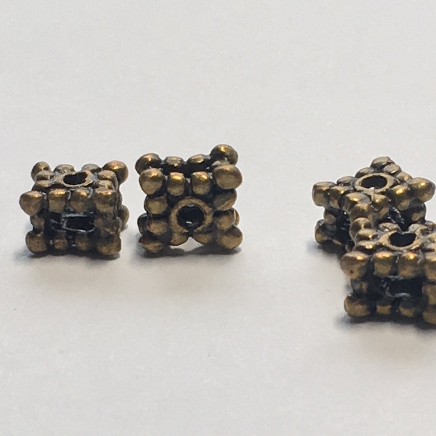 Starožitné mosazné čtvercové tečkované distanční korálky, 3 x 5 mm - 4 korálky